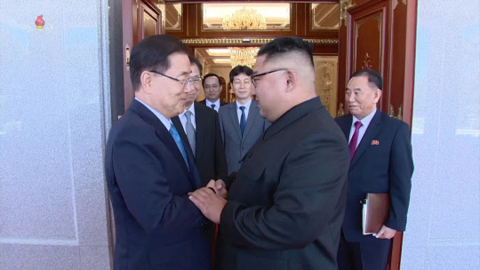 김정은 북한 국무위원장이 5일 문재인 대통령의 대북 특별사절단인 정의용 국가안보실장과 작별인사를 나누고 있다. 연합뉴스